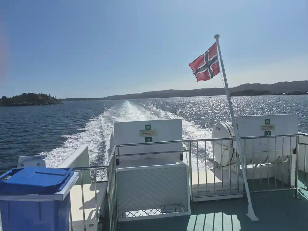 the boat wake with the Norwegian flag and the stern deck seating